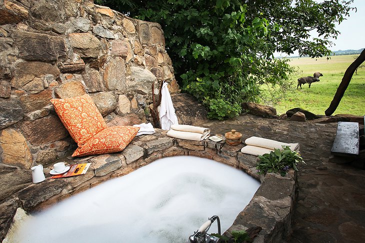 Apoka Safari Lodge Stone Bathtub