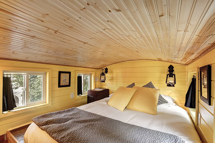 Tiny Digs Hotel - Arthur Train Caboose Bedroom