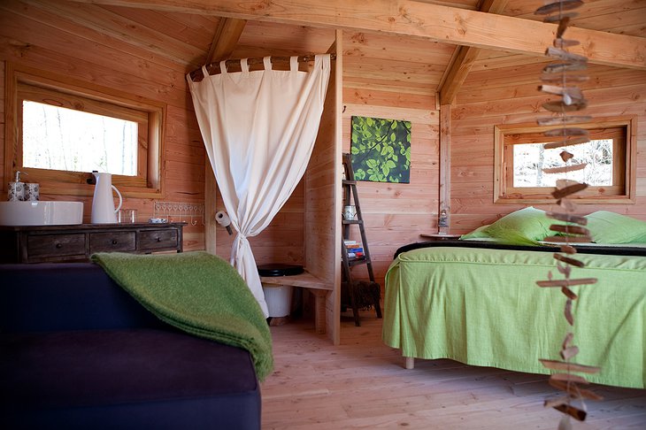 Cabanes Als Arbres tree house green room