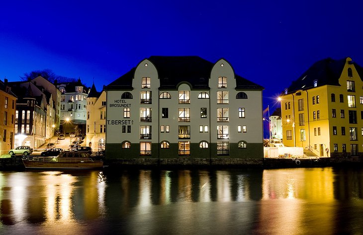 Hotel Brosundet at night