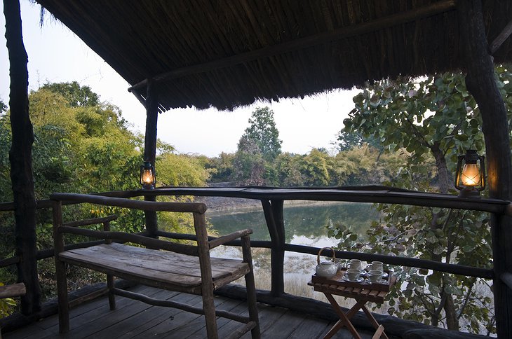 Tree House Hideaway balcony with view on the nature