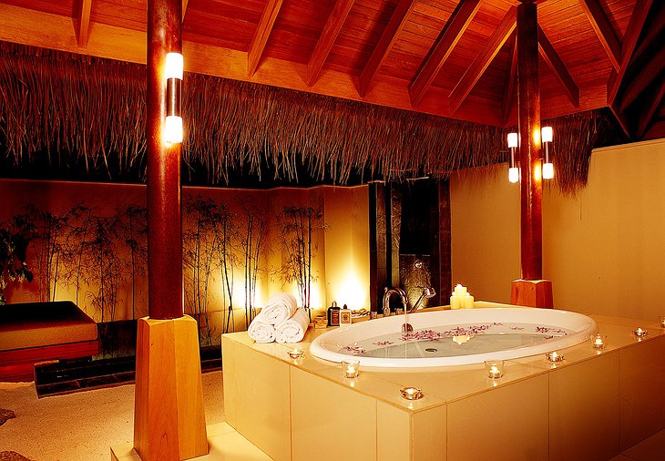 Huvafen Fushi outdoor bathroom