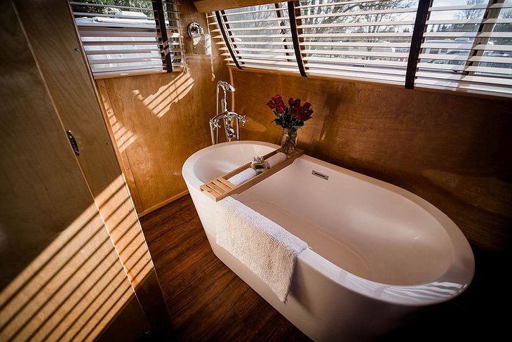 Vintages Trailer Resort Large Soaking Bathtub