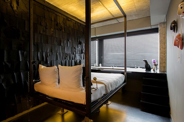 Volkshotel Special Room: Soixante Neuf Suite Bed