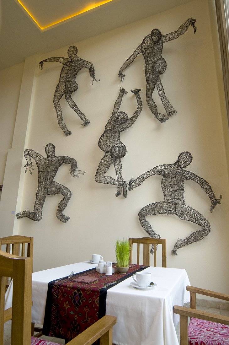 Komaneka at Bisma dining room with art decoration