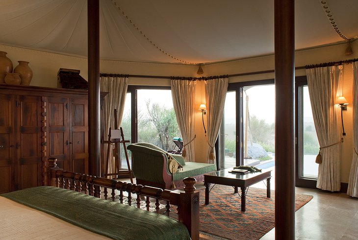 Al Maha Desert Resort bedroom