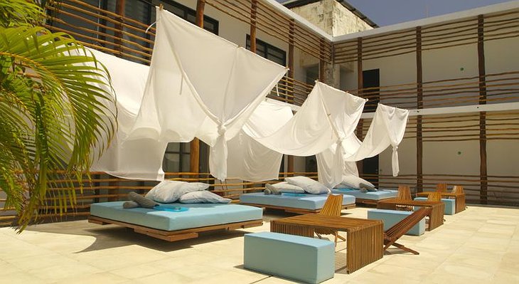 Deseo beach beds