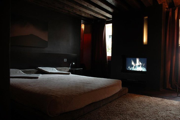 Romantic Venetian hotel room with fireplace