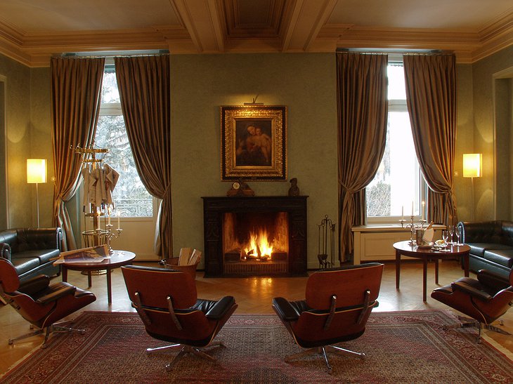 Fireplace lounge