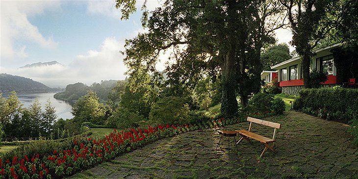 Little garden of Hotel Antumalal with view on the lake