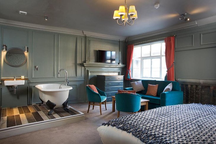 The Ostrich Inn Room With Freestanding Bathtub