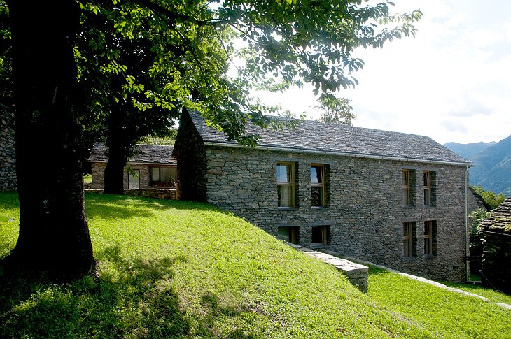 Curzùtt hostel dormitory building exterior