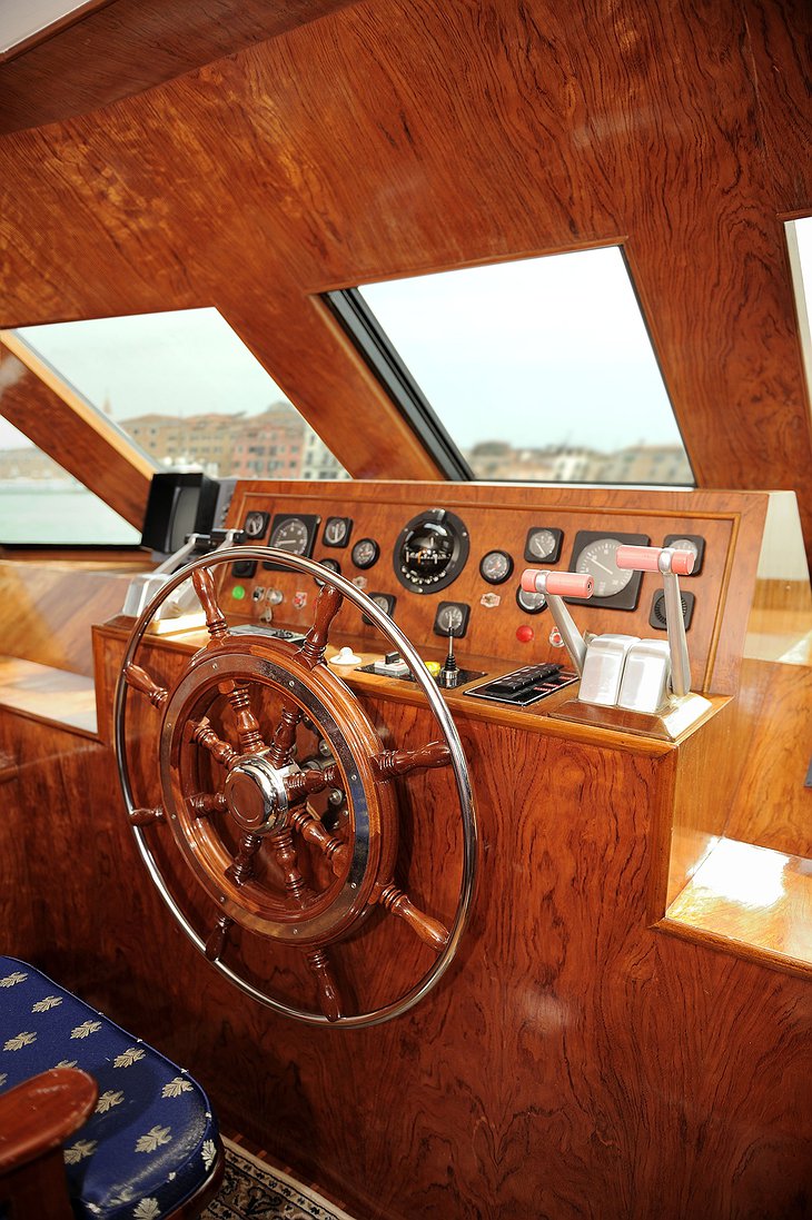 Sarah Cruise Venezia yacht wheel