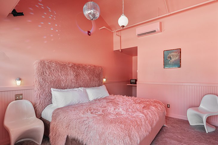 The Dive Motel Pink Suite