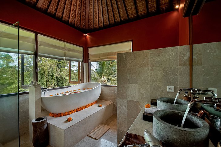 Villa Atas Awan Peter's Villa Bathroom