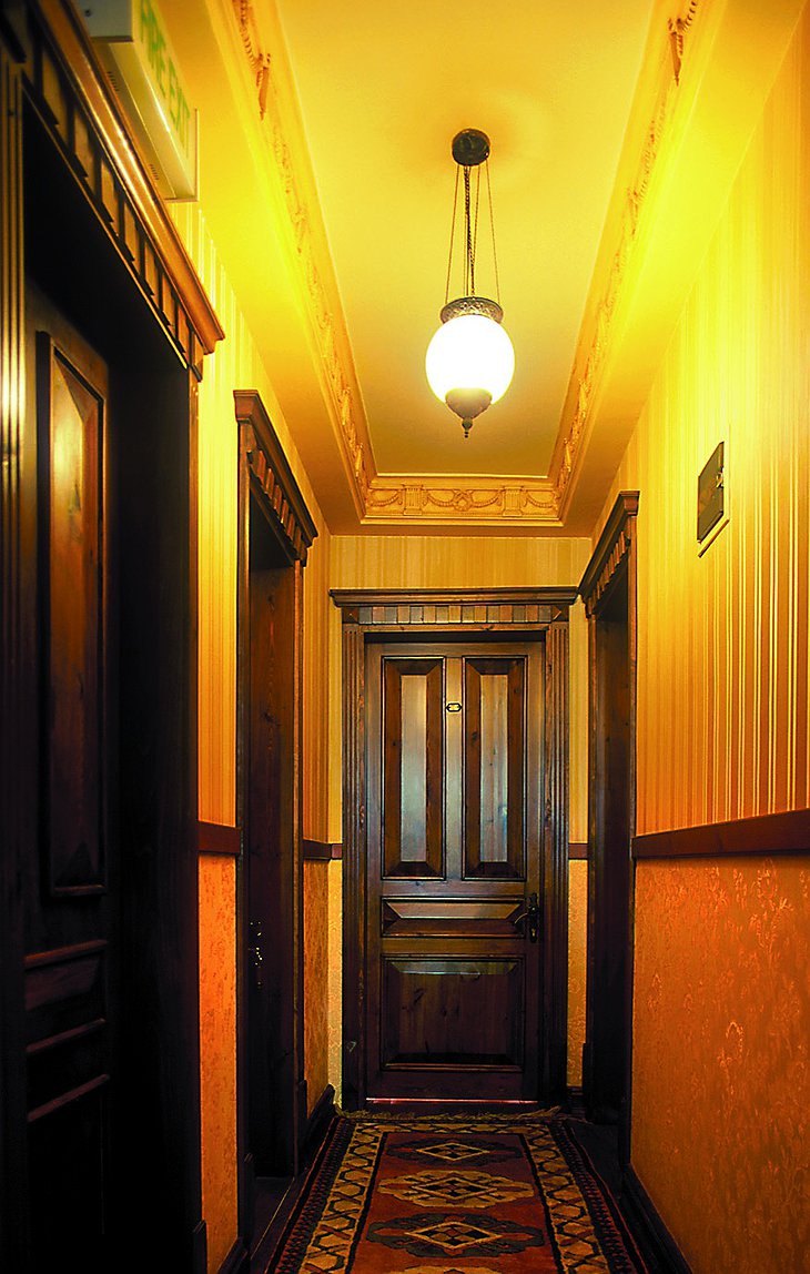 Dersaadet Hotel corridor