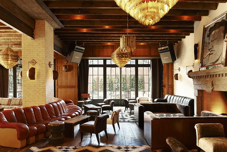 The Ludlow Hotel lobby with view on the garden