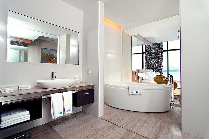 Deluxe Suite bath tub