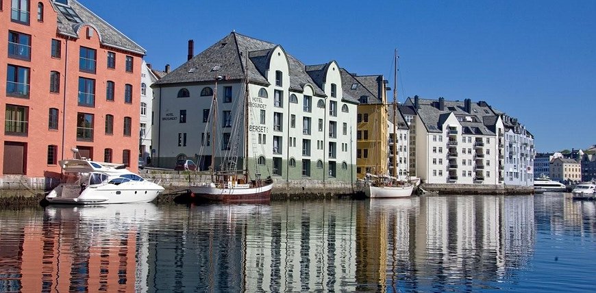 Hotel Brosundet - Art Nouveau-Style Warehouse Transformation In Norway