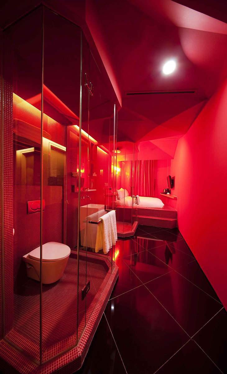 Wanderlust Hotel Pantone Red room