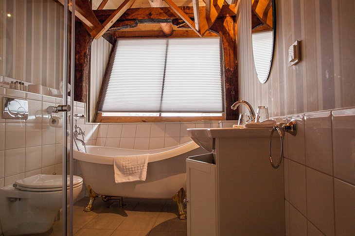 Det Hanseatiske Hotel wooden decorated bathroom
