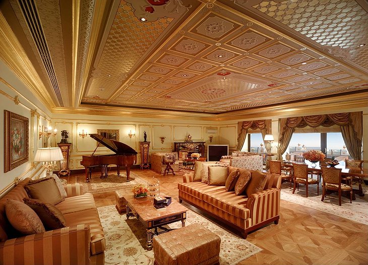Royal Suite salon
