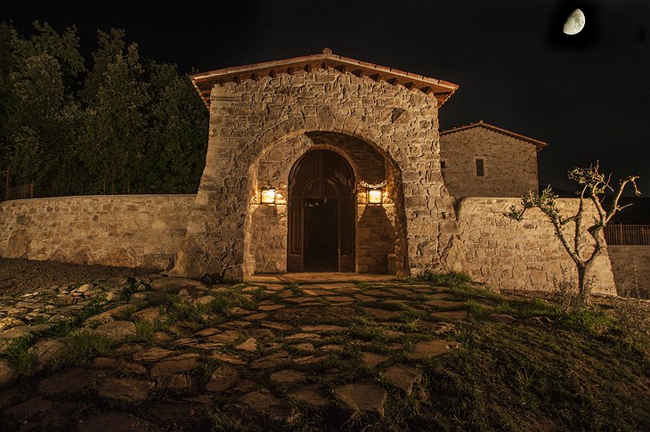 Eremito gate at night