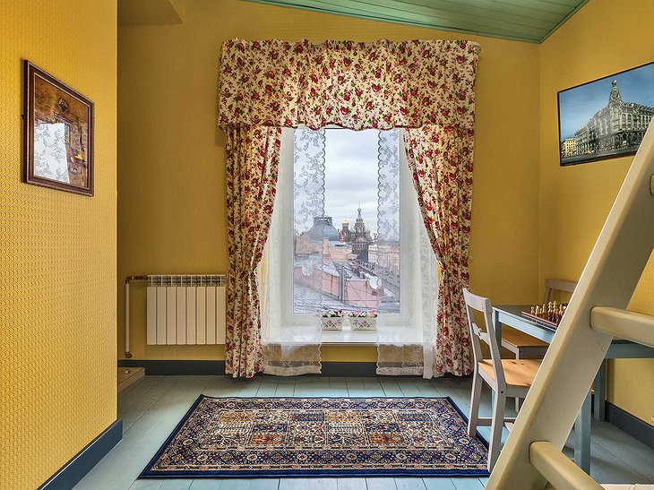 Friends by the House of Books room with view on Saint Petersburg