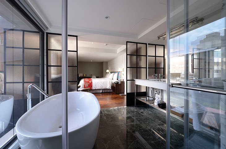 Reddot Hotel Suite With Bathtub