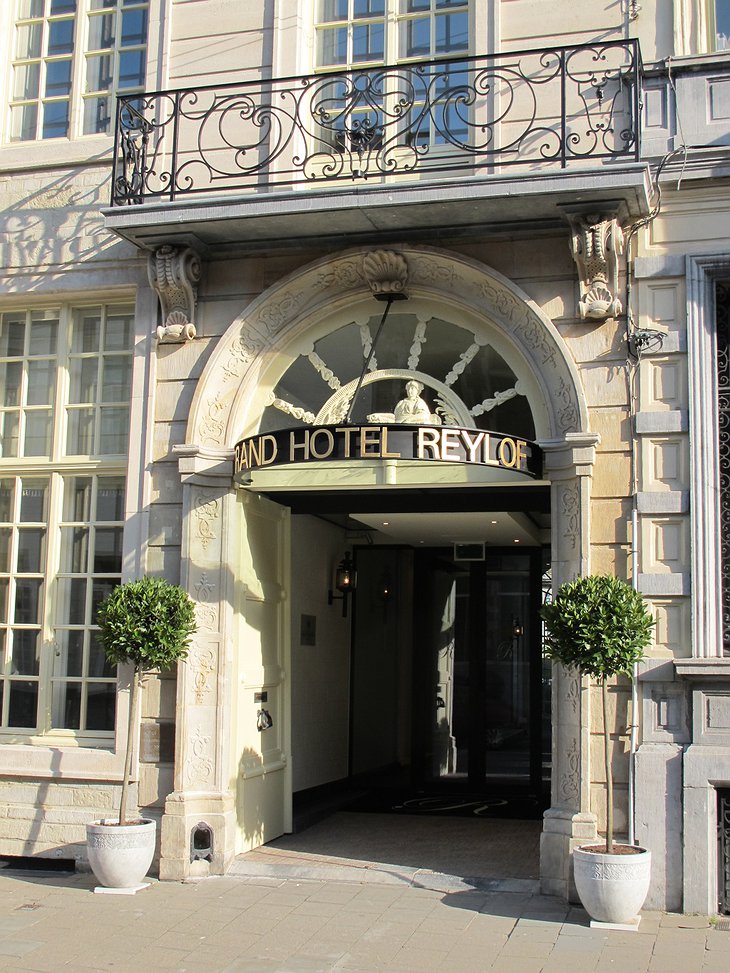 Sandton Grand Hotel Reylof entrance
