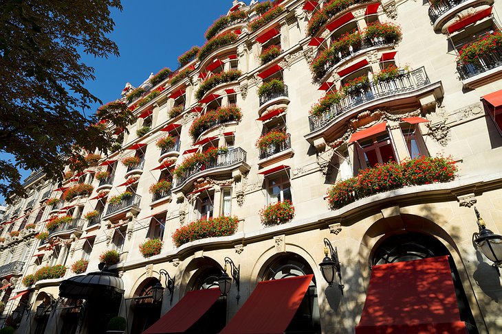 Hotel Plaza Athenee Paris facade