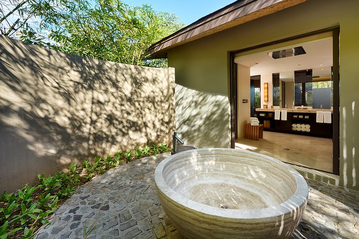 Outdoor bathtub