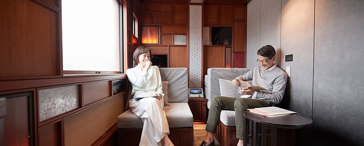 Shiki-Shima Train Suite With People