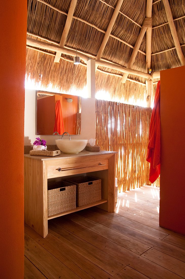 Xinalani Retreat bathroom