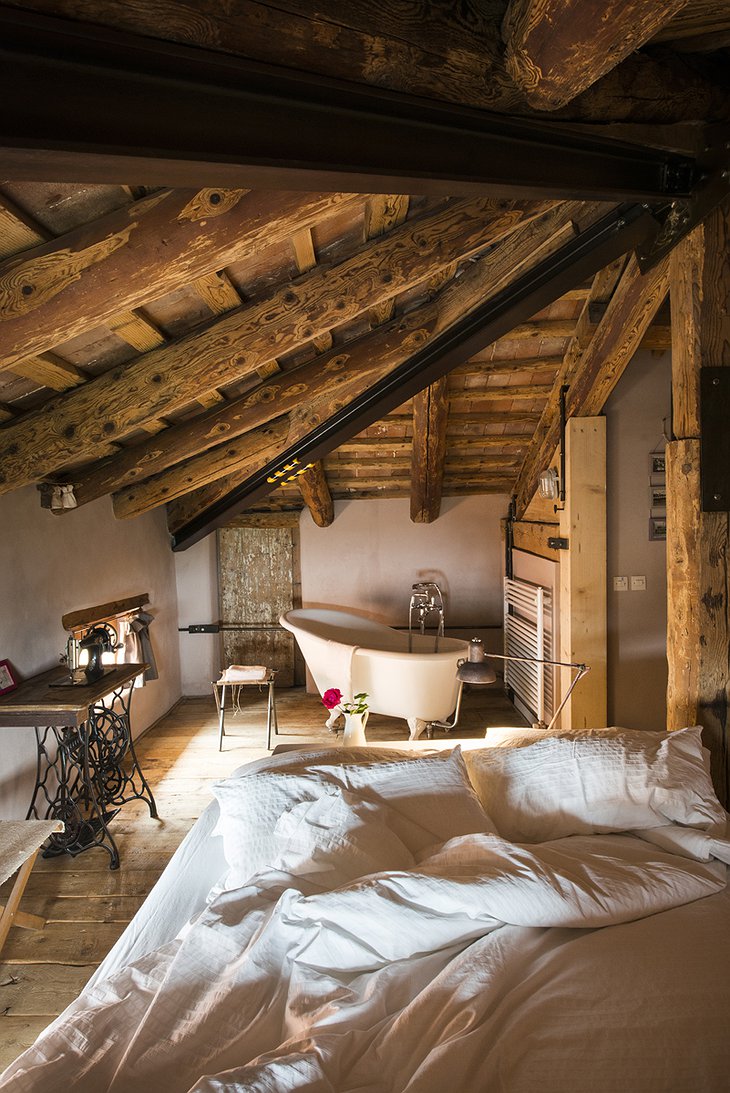 La Scuola Guesthouse attic room with bathroom