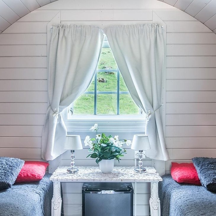 Glamping & Camping Vestmannaeyjar Hobbit House Interior