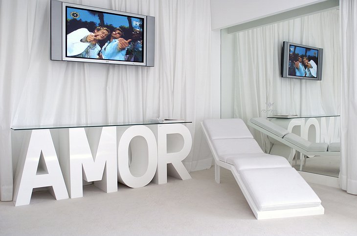 White Amor room