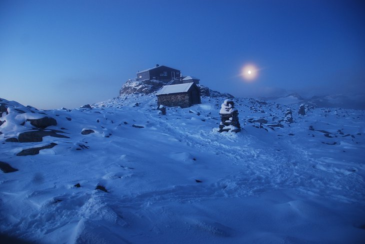 Fannaråkhytta lodge at night