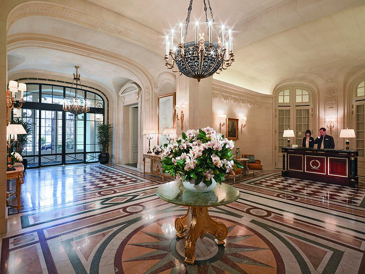 Shangri-La Hotel Paris lobby