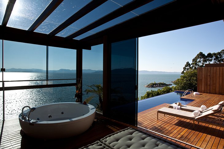 Ponta Dos Ganchos jacuzzi with sea views