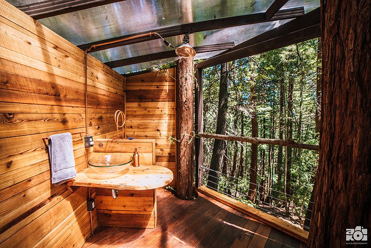 O2 Treehouse Pinecone Open Bathroom