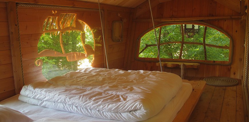 Sur Un Arbre Perche - Treehouses In The French Countryside