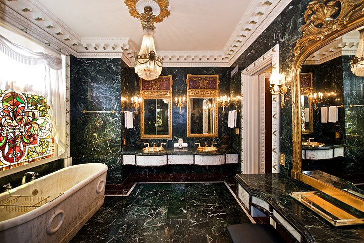 Napoleon St Suite bathroom