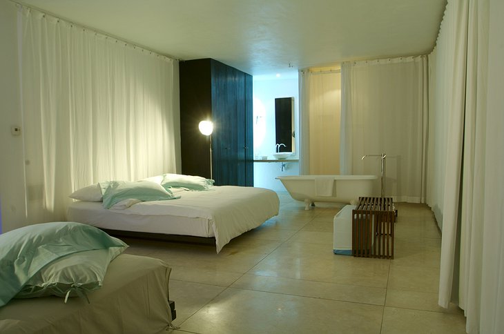 Deseo hotel room