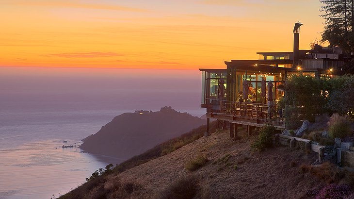 Post Ranch Inn building on the top of the Californian coastal hills