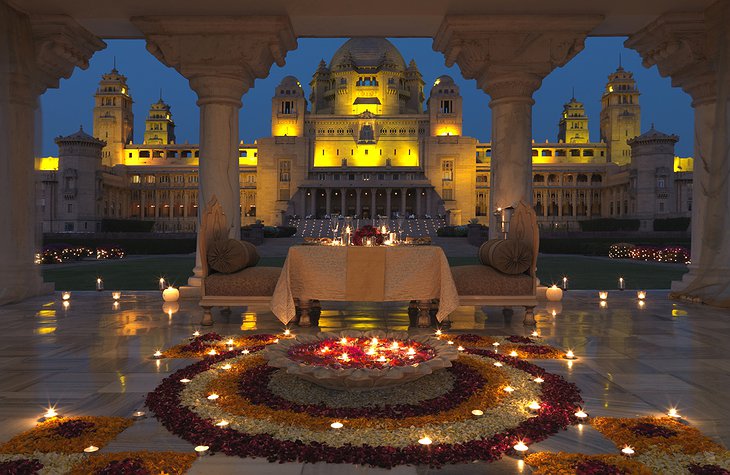 Romantic dining with the palace in the background