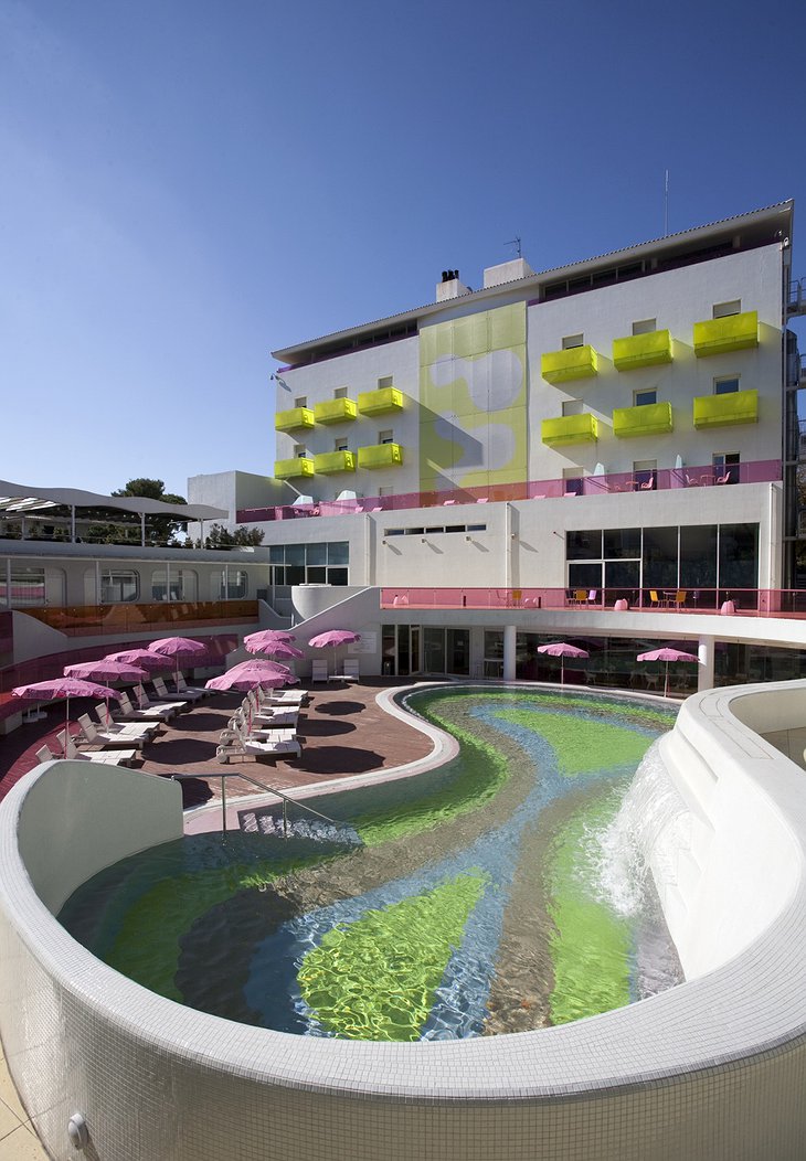 Hotel Semiramis exterior and swimming pool