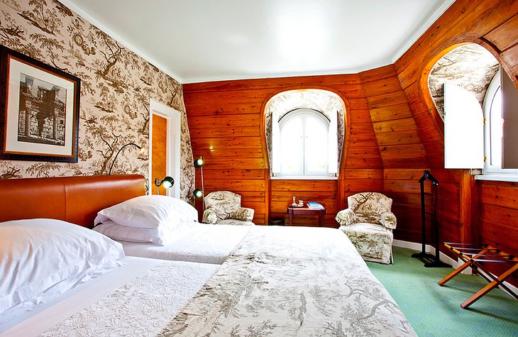 Albatroz Seafront Hotel wooden room