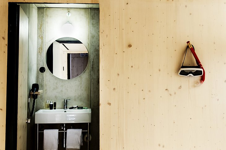 Zero Box Lodge Bathroom