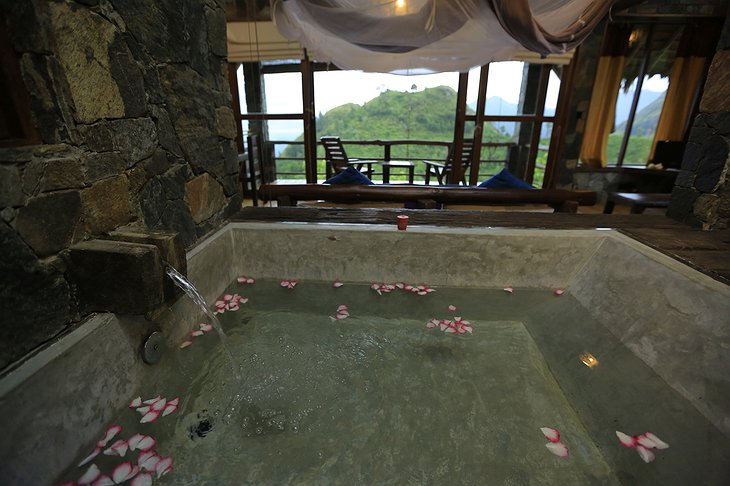 98 Acres Resort & Spa Bathtub